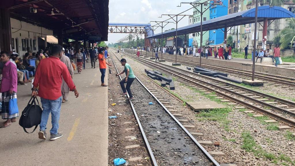 ট্রেনের যাত্রী বেশি টিকিট বরাদ্দ কম