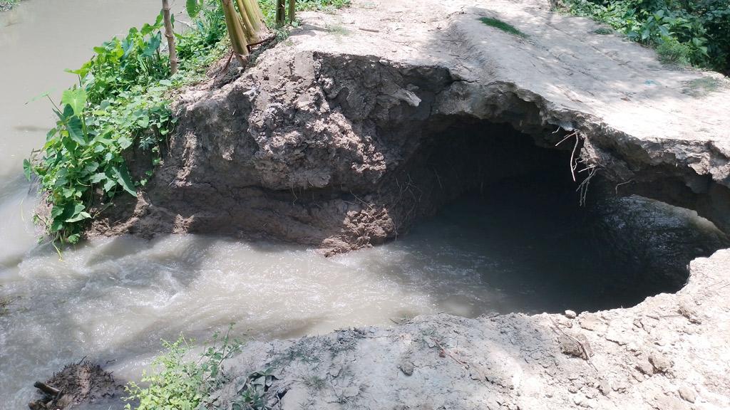 বেড়িবাঁধ ভেঙে প্লাবিত এলাকা