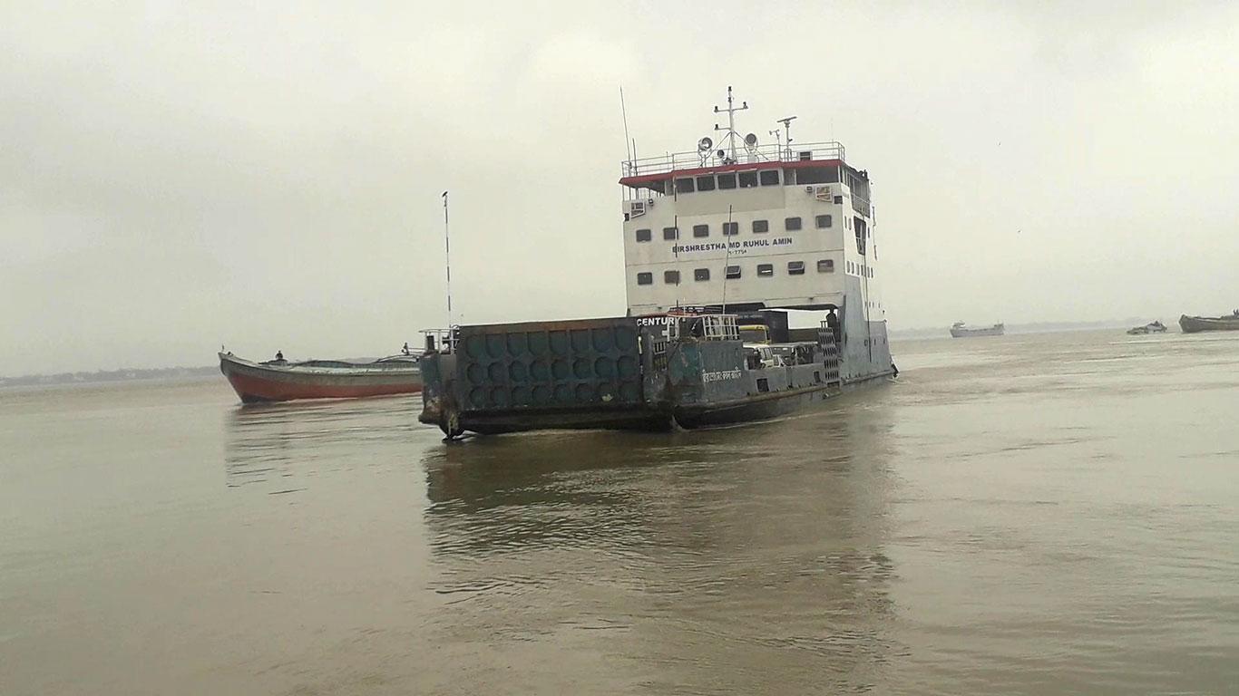 আরিচা-কাজিরহাট নৌরুটে ডুবোচরে আটকা রো-রো ফেরি