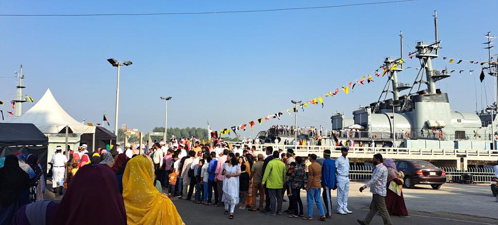 বিজয় দিবসে নৌবাহিনীর যুদ্ধজাহাজ ছুঁয়ে দেখল হাজারো দর্শনার্থী