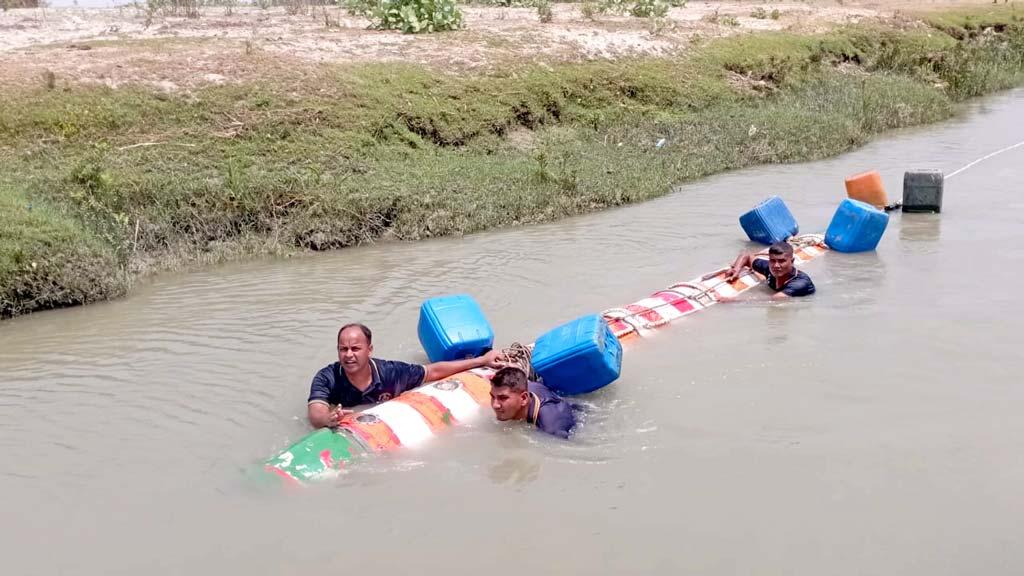 খালে ভেসে আসা টর্পেডো নেওয়া হলো নৌঘাঁটিতে 