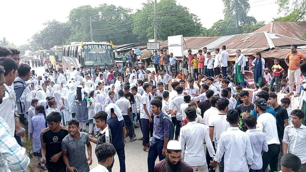 সৈয়দপুরে প্রধান শিক্ষকের পদত্যাগ দাবিতে মহাসড়ক অবরোধ