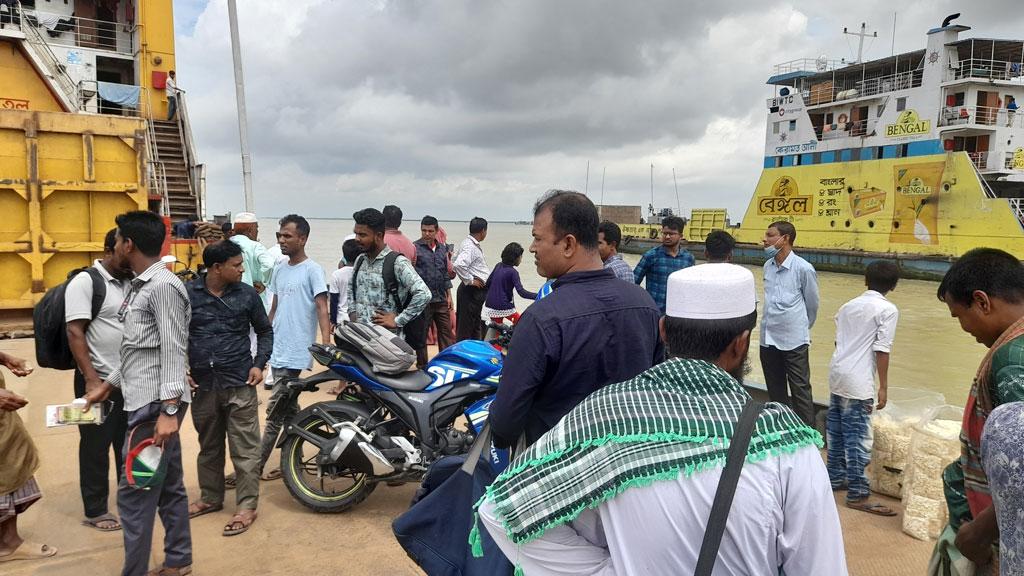 দৌলতদিয়া ঘাটে কমেছে যানবাহন, বেড়েছে যাত্রীদের অপেক্ষা