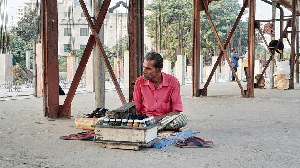 ‘ট্রেন চালু থাকলে তো পাঁচ শ টাকা আহে, অহন এক শ না’