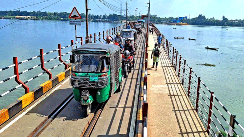 ১৫ মাস পর কালুরঘাট সেতু দিয়ে শুরু যান চলাচল