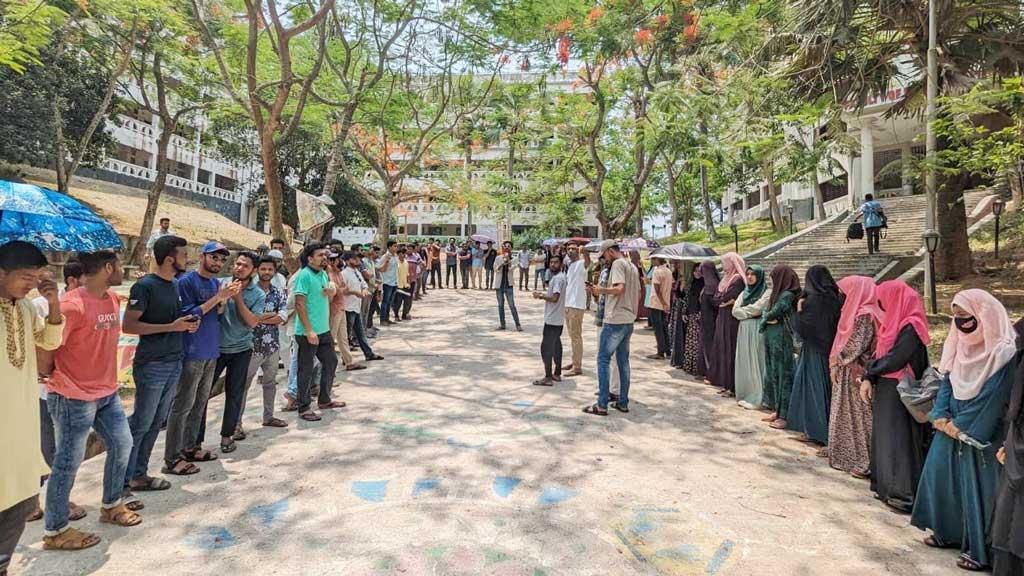 কুবি বন্ধের সিদ্ধান্ত প্রত্যাখ্যান করে শিক্ষার্থীদের বিক্ষোভ, হল খোলা রাখার ঘোষণা