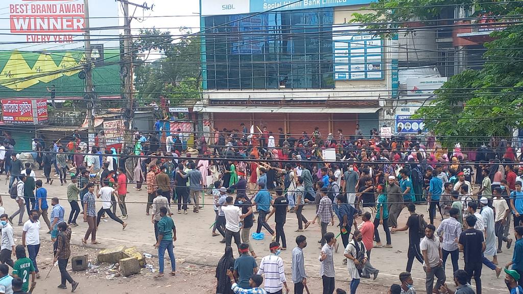 চাঁদপুরে শিক্ষার্থী-ছাত্রলীগের দফায় দফায় সংঘর্ষ, আহত ২৫ 