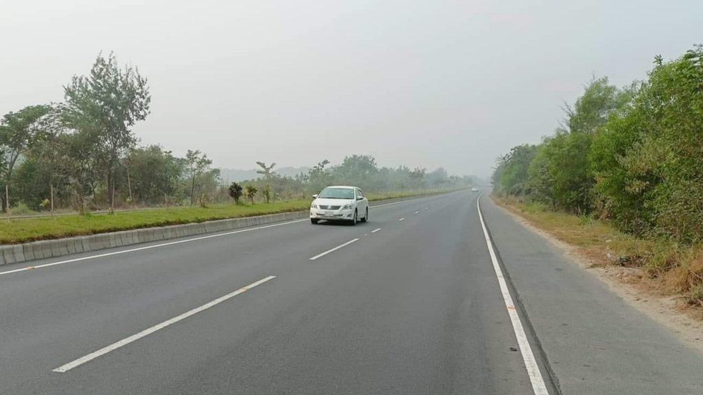 সূর্যের দেখা নেই, মহাসড়কে কমেছে যান চলাচল