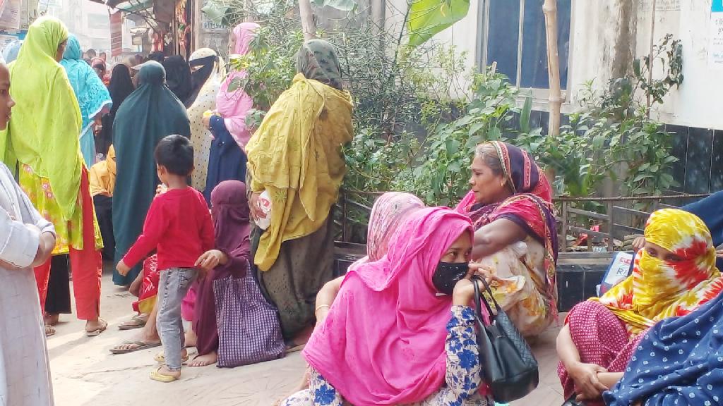 মালেকা বেগমদের ৭ ঘণ্টার অপেক্ষা, তবুও মেলে না ওএমএসের পণ্য