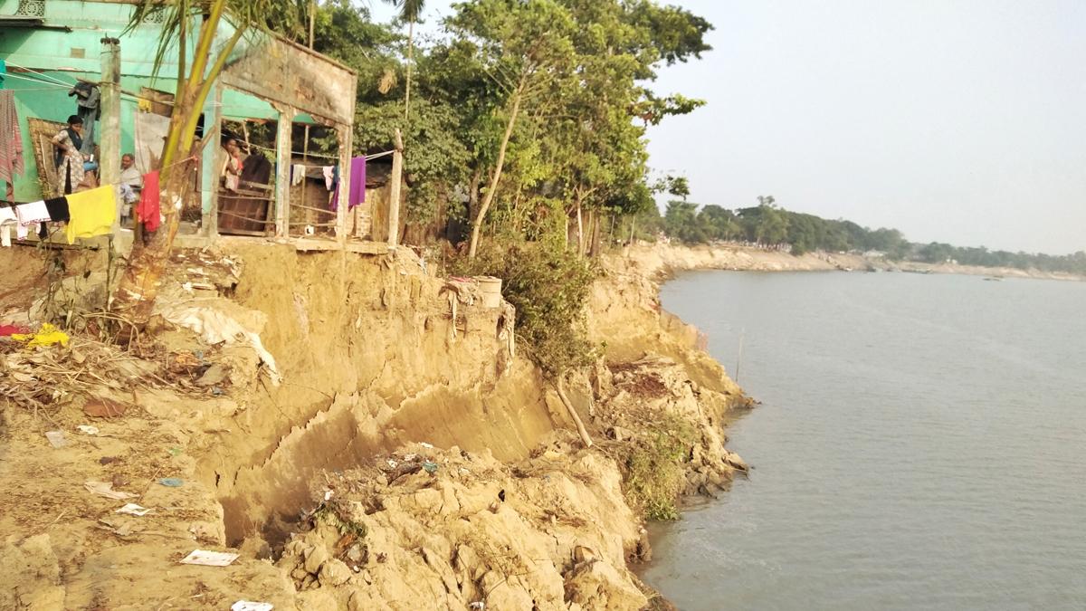 দোয়ারায় সুরমা নদীর ভাঙনে ভিটেহারা শতাধিক পরিবার, পুনর্বাসনের উদ্যোগ নেই