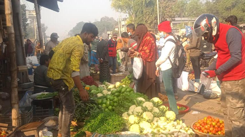 সবজির দাম বেশি, কষ্টে ক্রেতা