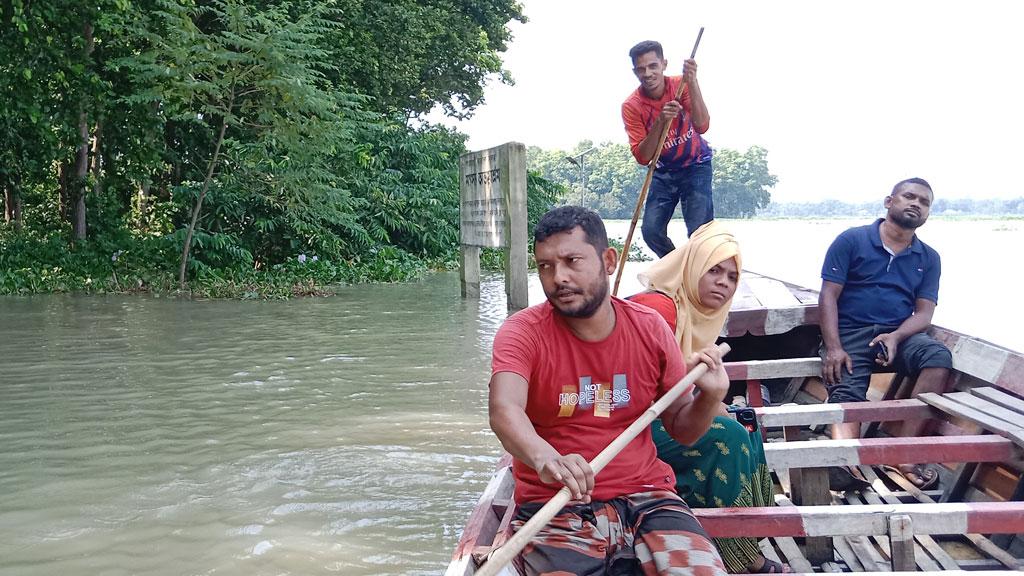 ডুবে যাওয়া সেতু দেখতে নৌকা নিয়ে আসছেন দর্শনার্থীরা