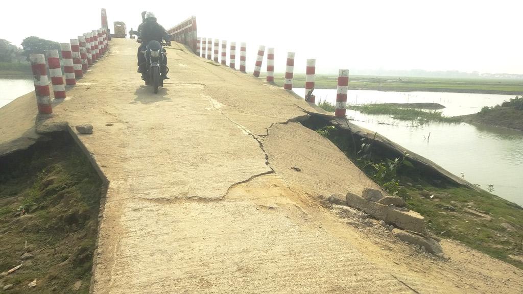 সেতুর সংযোগ সড়কে ভাঙন ঝুঁকি নিয়ে চলছে যান