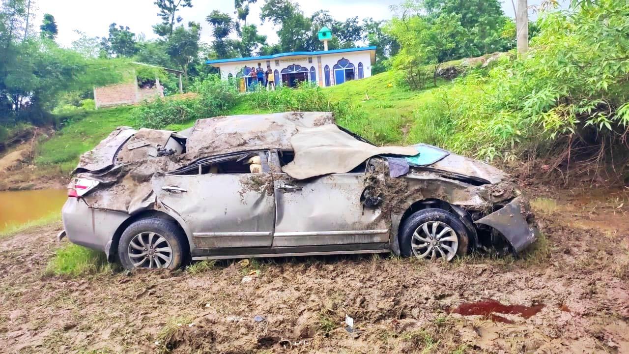 জৈন্তাপুরে প্রাইভেট কার নদীতে পড়ে শিশুর মৃত্যু, আহত ৪