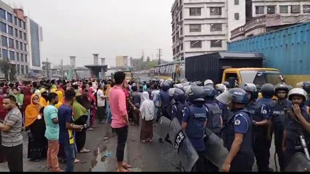 বেতন না দিয়ে কারখানা বন্ধের নোটিশ, টঙ্গীতে শ্রমিক বিক্ষোভ