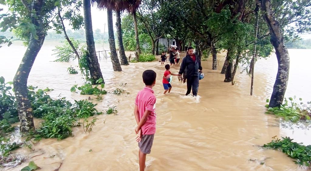 বৃষ্টি-উজানের ঢলে বাড়ছে গোমতীর পানি, ঘরবাড়ি ছাড়ছেন মানুষ 