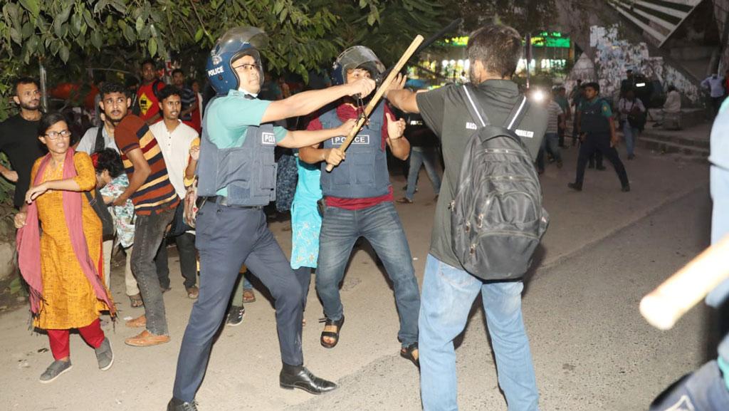 তেলের দাম বৃদ্ধির প্রতিবাদে বাম ছাত্র সংগঠনগুলোর বিক্ষোভে পুলিশের লাঠিচার্জ