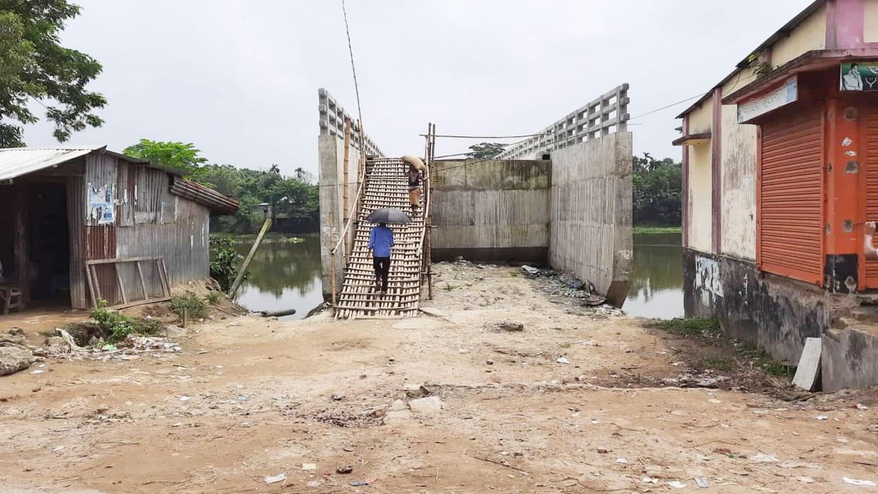 ‘সেতুতে উঠি মই দিইয়া’