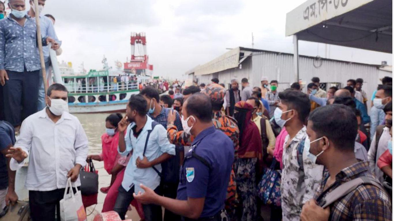 নির্ধারিত সময়ের ১ ঘণ্টা আগেই বাংলাবাজার-শিমুলিয়াতে লঞ্চ চলাচল বন্ধ