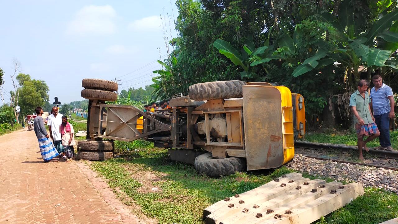 ক্রেন উল্টে যাওয়ায় ঢাকা-ময়মনসিংহ ট্রেন চলাচল বন্ধ