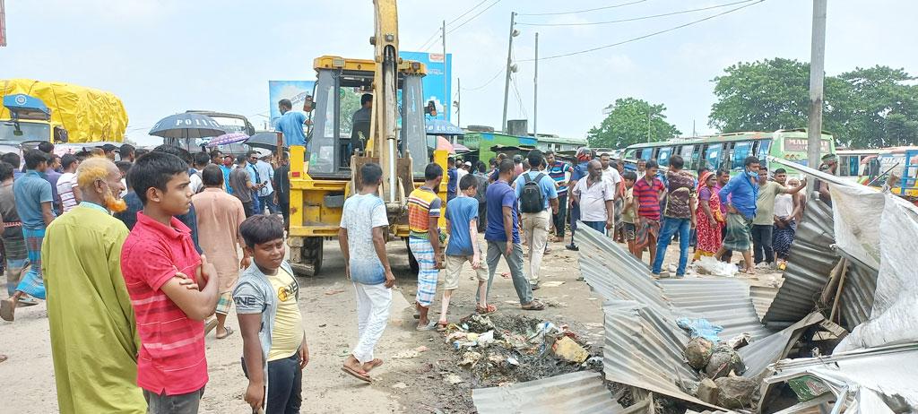 উচ্ছেদে স্বস্তি শম্ভুগঞ্জ মোড়ে