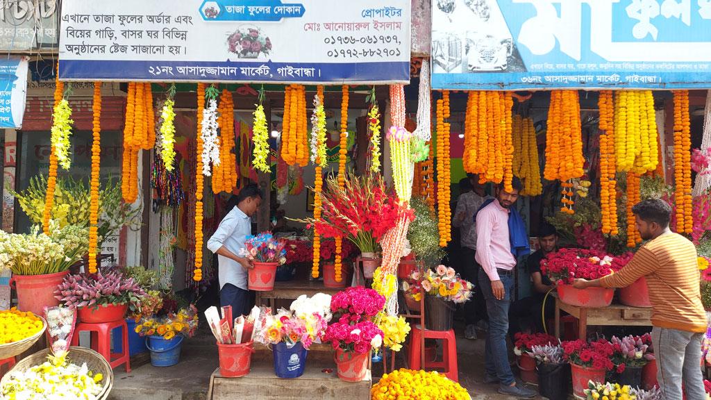 দোকানে দোকানে ফুলের পসরা, লোকসানের শঙ্কায় গাইবান্ধার ব্যবসায়ীরা