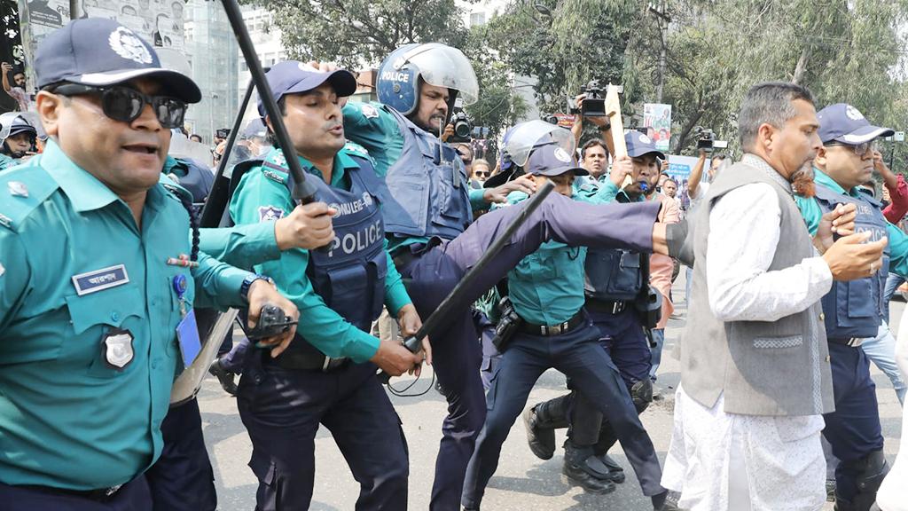 পুলিশের বাধায় গণতন্ত্র মঞ্চের বিক্ষোভ কর্মসূচি পণ্ড