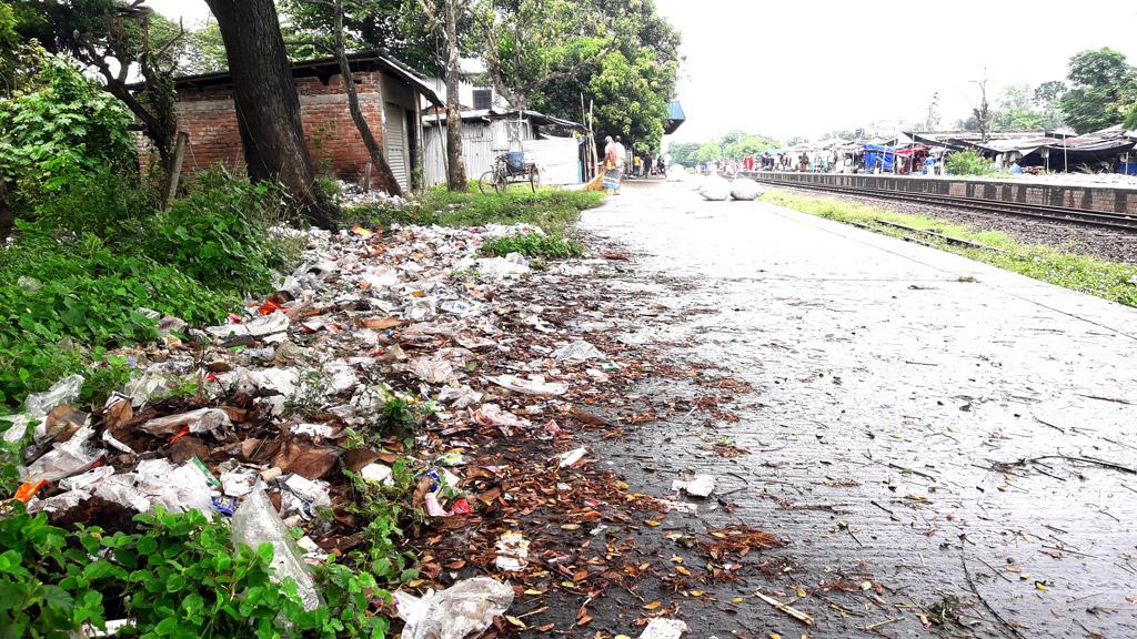 ‘গন্দে প্যাট মোর ফুলে উঠল’