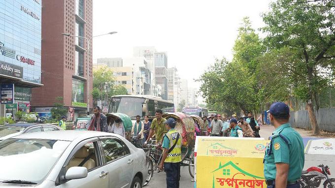 ফাঁকা ঢাকায় পুলিশের দুর্বল চেকপোস্ট