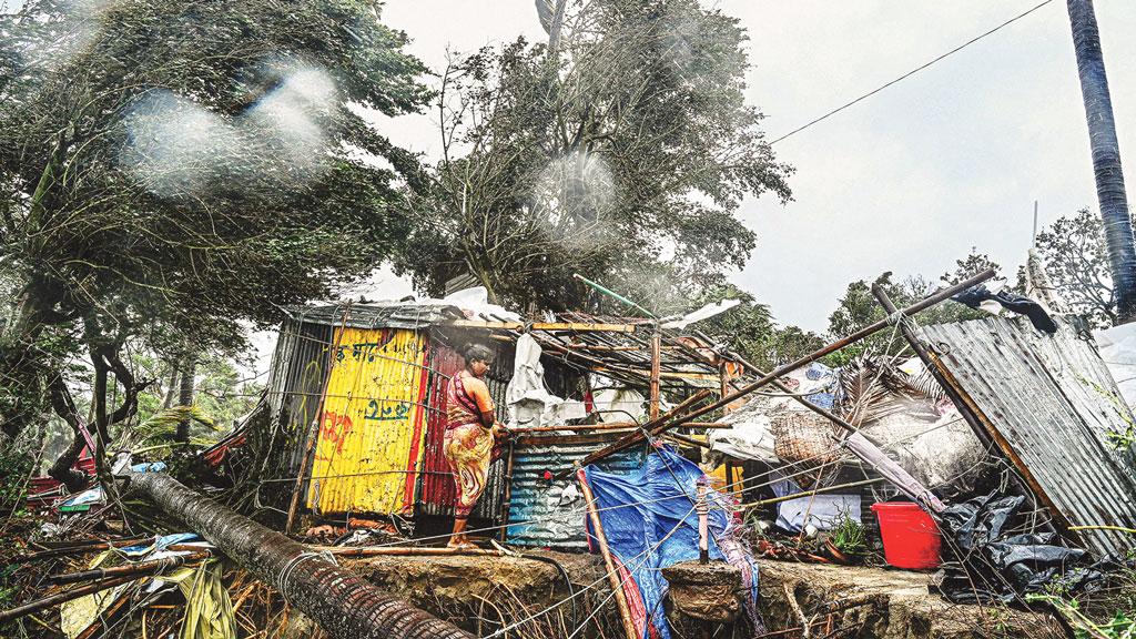 দেড় লাখ ঘর বিধ্বস্ত, মৃত্যু ১২