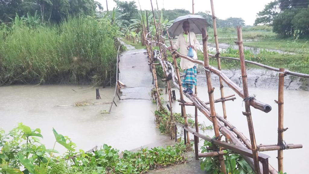 মুলাদীতে লোহার সেতু ভেঙে খালে, বাঁশের সাঁকোই ঝুঁকি নিয়ে চলাচল