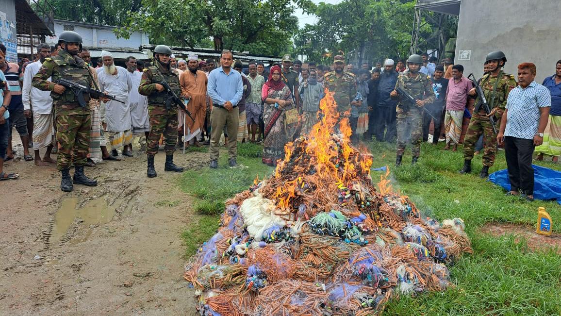 নাটোরে ৪ লাখ টাকার নিষিদ্ধ জাল ধ্বংস