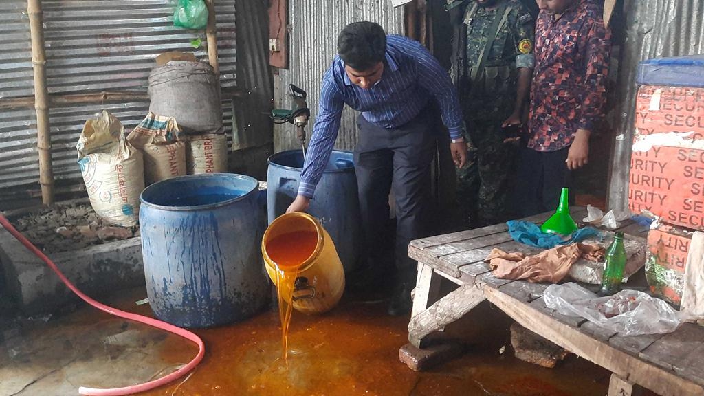 বাগেরহাটে ক্ষতিকর রং দিয়ে আইসক্রিম, অর্ধলাখ টাকা জরিমানা