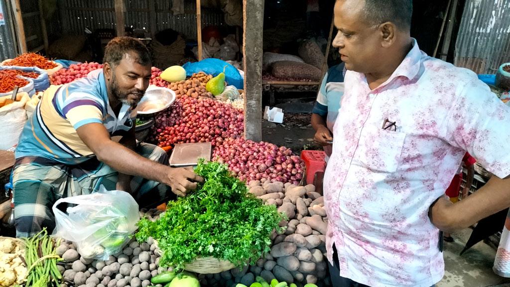 ভূরুঙ্গামারীতে সবজির বাজারে শীর্ষে ৫০০ টাকা কেজির ধনেপাতা 