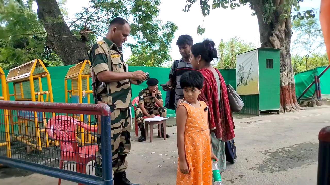  ৫ দিন পর আখাউড়া ইমিগ্রেশন চেকপোস্ট দিয়ে যাত্রী পারাপার শুরু