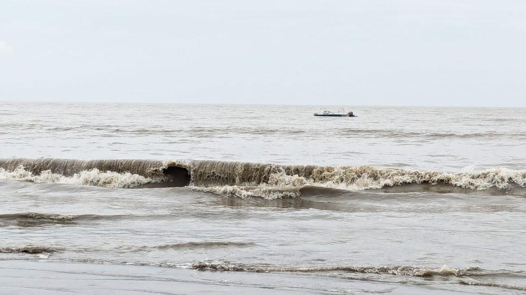 নিম্নচাপের প্রভাবে বঙ্গোপসাগর উত্তাল, সমুদ্র বন্দরে ২ নম্বর সতর্ক সংকেত