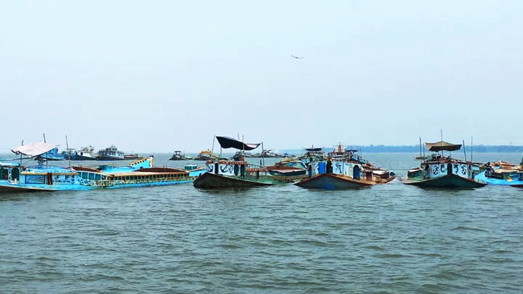 চাঁদপুরে ৩১ বাল্কহেড-ড্রেজারসহ ৬২ শ্রমিক আটক