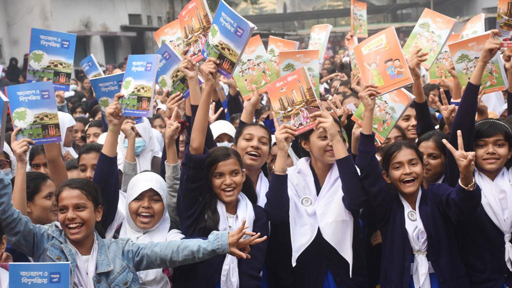 নতুন বই হাতে আনন্দ ঘ্রাণে ঘ্রাণে বাড়ি ফেরা