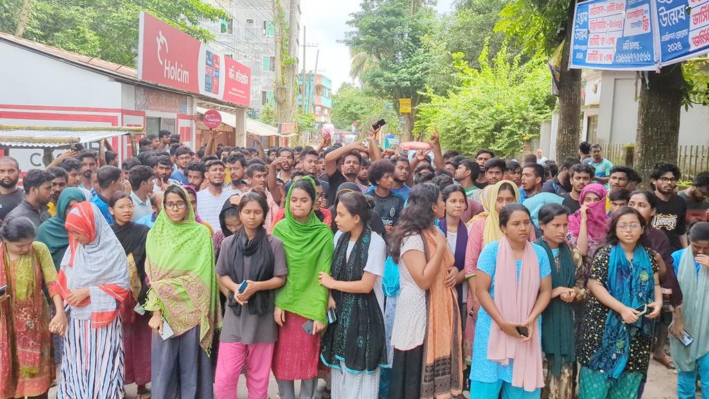 হল ছাড়ার সিদ্ধান্ত প্রত্যাখ্যান করে মিছিল কুবি শিক্ষার্থীদের