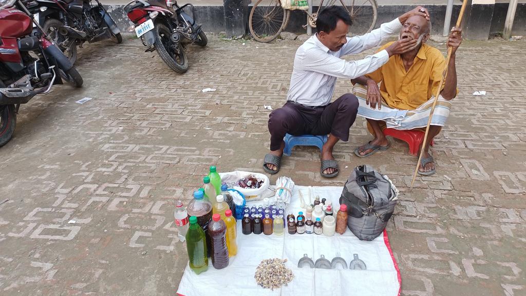 বাবার পেশাকে সম্মান জানাতে দাঁতের কাজ করে যাচ্ছেন মনতুস