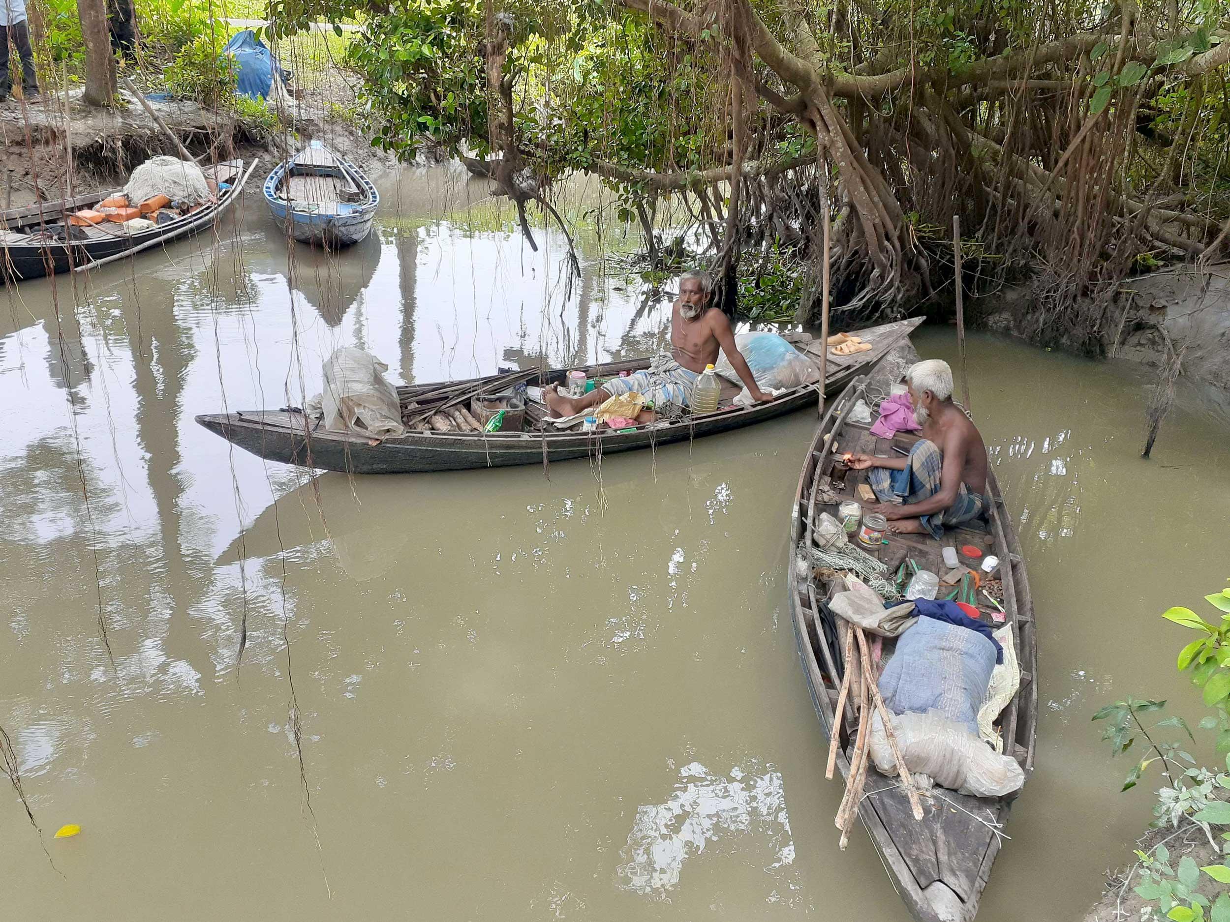 জেলেদের প্রকল্পের অর্ধেক টাকা কর্মকর্তাদের পকেটে