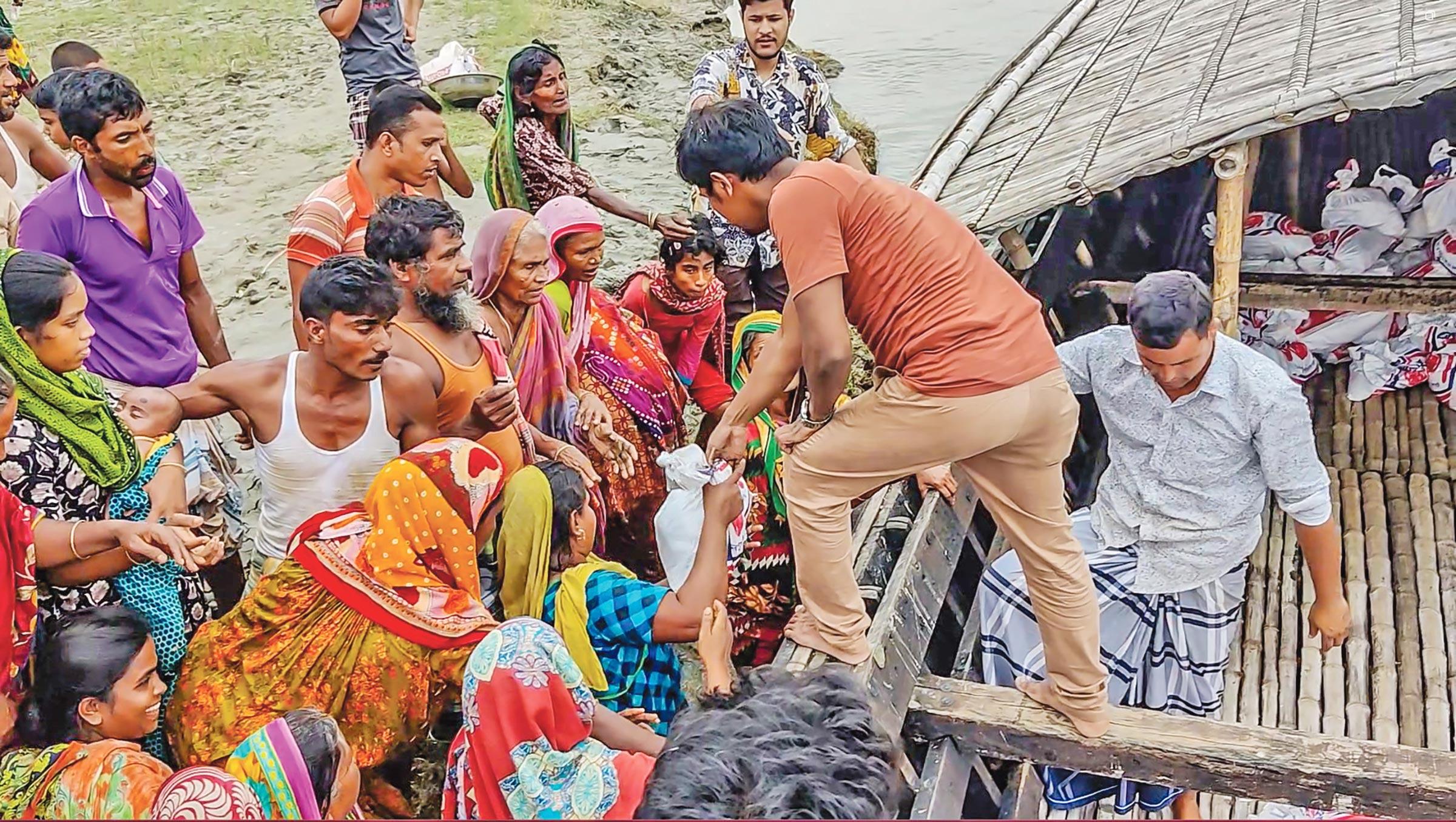 দুর্গতদের পাশে ফ্রিল্যান্সাররা