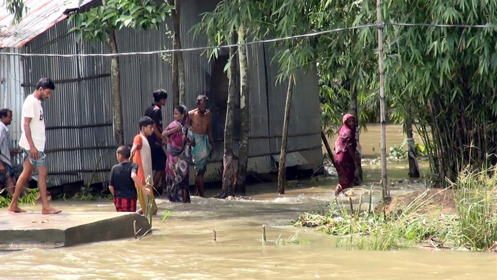 সুনামগঞ্জে ঝলমলে রোদ, নামছে পানি