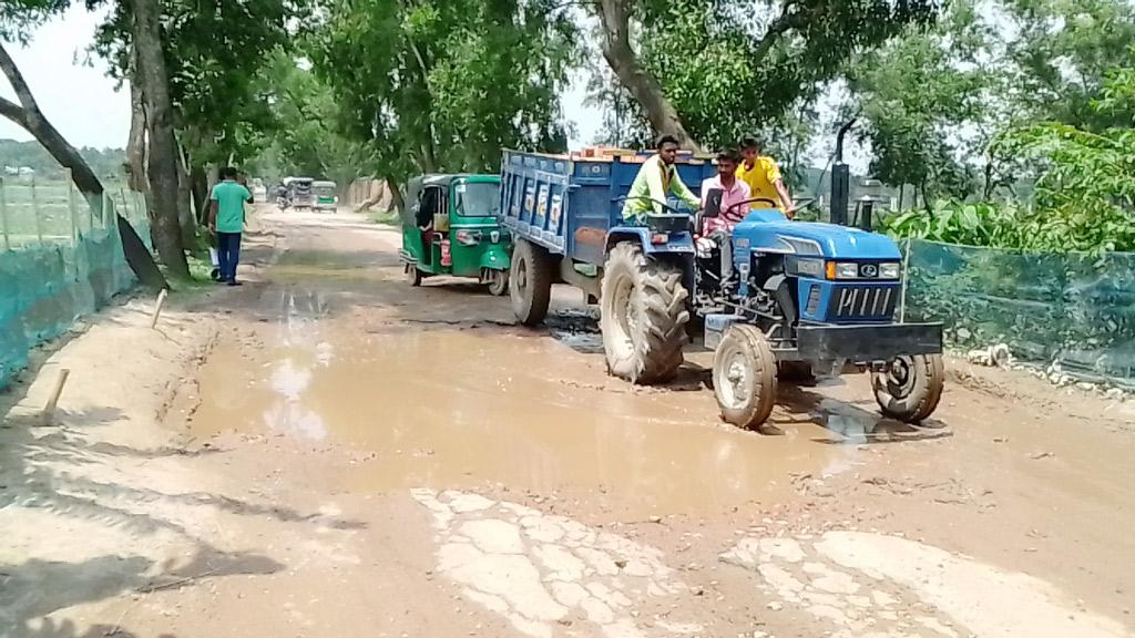 খানাখন্দে যান চলাচলে দুর্ভোগ