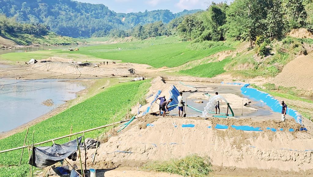 বান্দরবানের সাঙ্গু নদী থেকে বালু তোলার হিড়িক