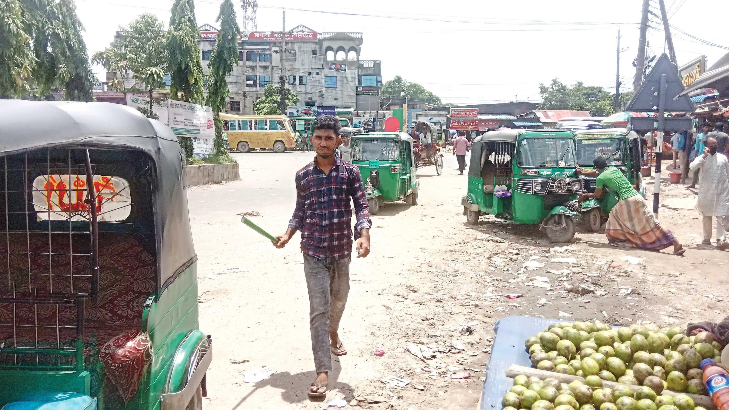 পুলিশের সামনে চাঁদা আদায়