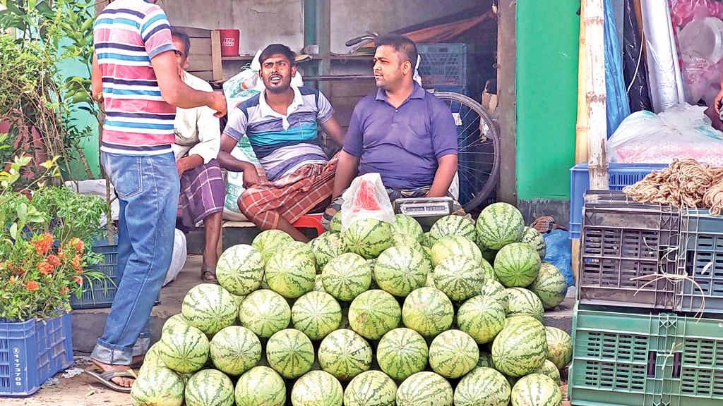 ৪৫ টাকা কেজির তরমুজ   এখন ২০ টাকা প্রতিটি