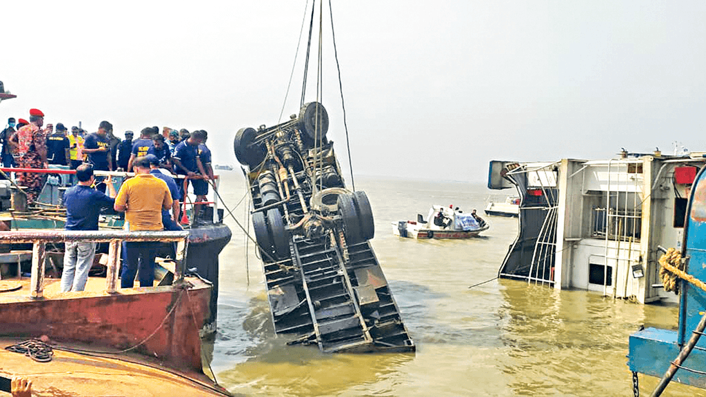 অর্ধেক ফেরির আয়ু শেষ, চলছে ঝুঁকিতে