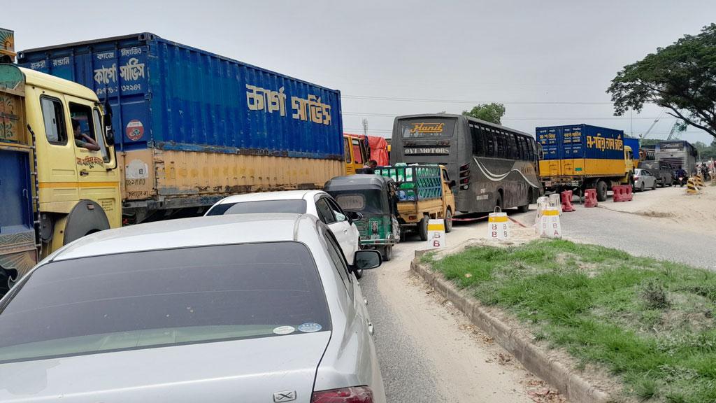 ঢাকা-বঙ্গবন্ধু সেতু মহাসড়কে যানবাহনের চাপ, ১৩ কিলোমিটারে গাড়ির ধীরগতি