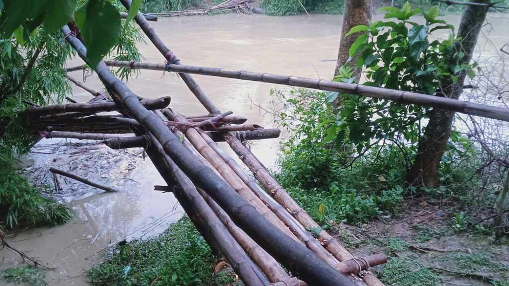 পাহাড়ি ঢলে কাপ্তাইয়ে ফের ভাঙল বাঁশের সাঁকো, দুর্ভোগে কয়েক শ মানুষ